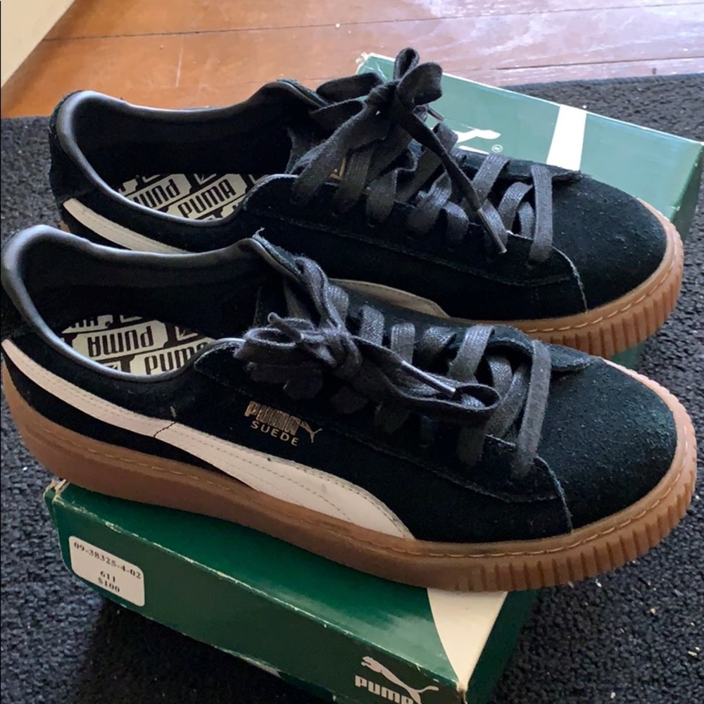 Suede platform core pumas